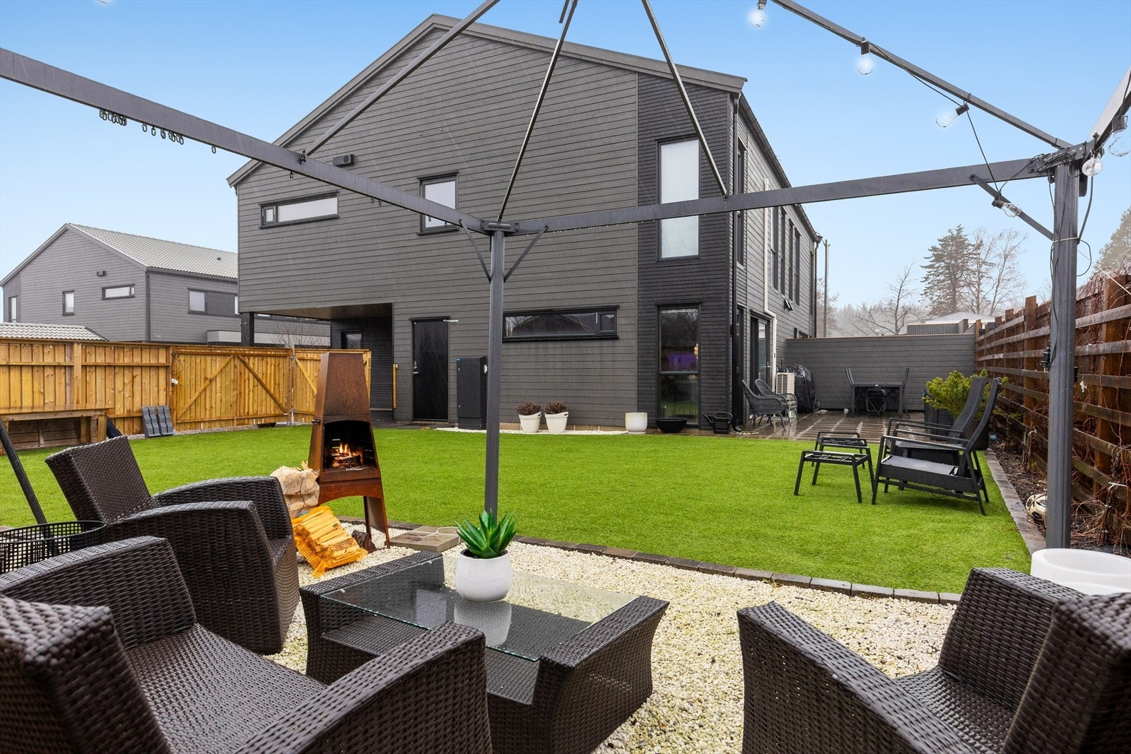 Hagen er tilrettelagt med kunstgress og flere uteplasser for et enkelt vedlikehold og sosial hygge. Galleribilde