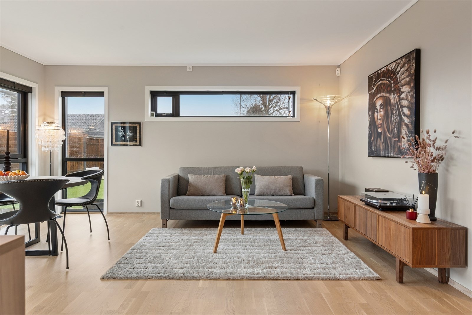 Stuen i første etasje har varmekabler i gulvet og en luft-til-luft varmepumpe som sikrer jevn temperatur. Galleribilde