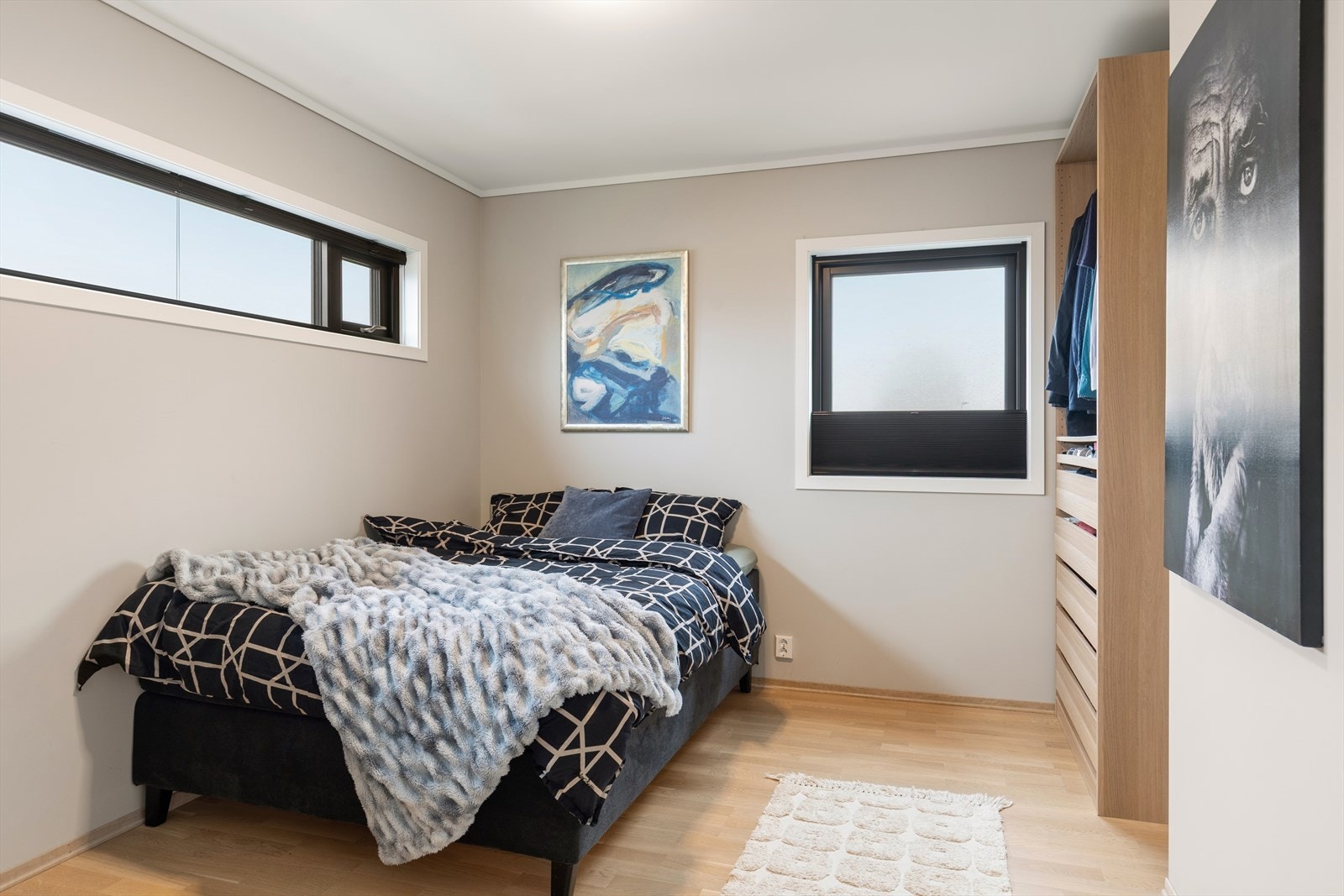 Boligen har totalt fire soverom, alle med parkett på gulv og malte, slette vegger. Galleribilde