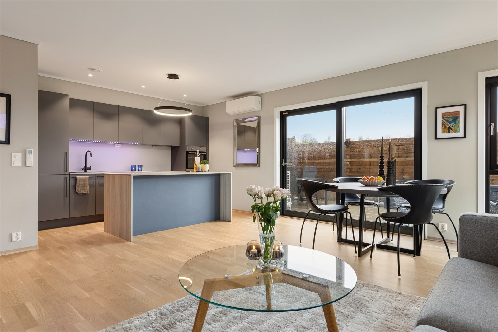 Den åpne løsningen mellom stue og kjøkken i 1. etasje skaper en luftig og sosial sone, med gjennomgående parkett på gulvet. Galleribilde