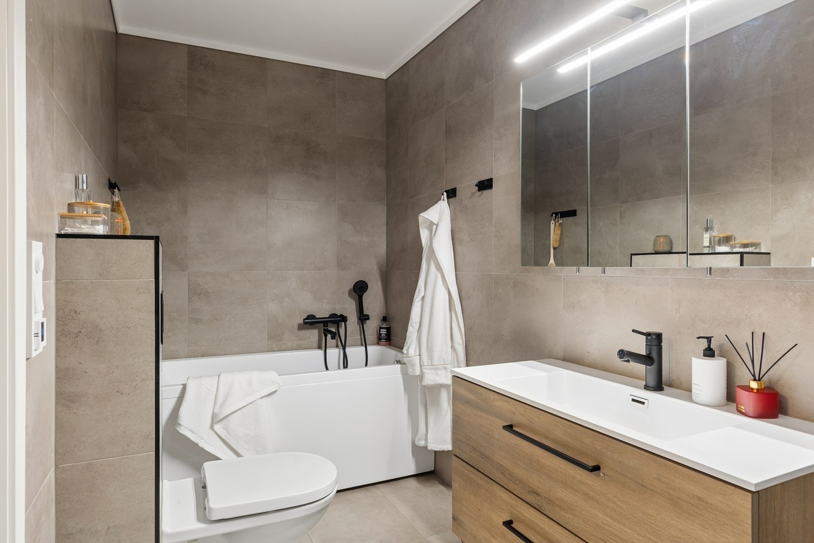 Hovedbadet i andre etasje er romslig og utstyrt med både badekar og dusj. Galleribilde