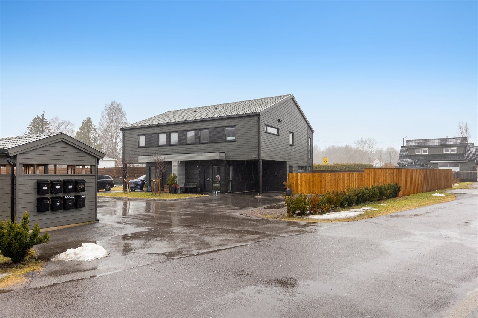 Eiendommen ligger i en rolig blindvei og har en stor gårdsplass med plass til flere biler. Galleribilde