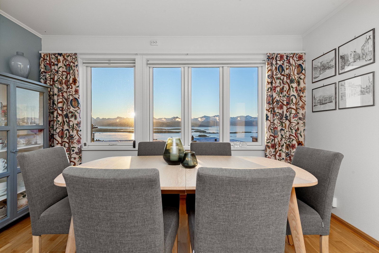 Gode muligheter for flere sittegrupper på stuen Galleribilde