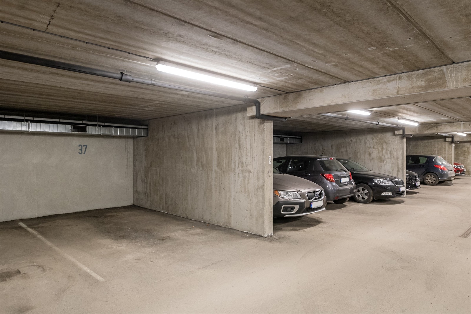 Leiligheten disponerer biloppstillingsplass i felles garasjeanlegg. Det er tilrettelagt for el.billading. I tillegg disponerer leiligheten en utvendig bod Galleribilde