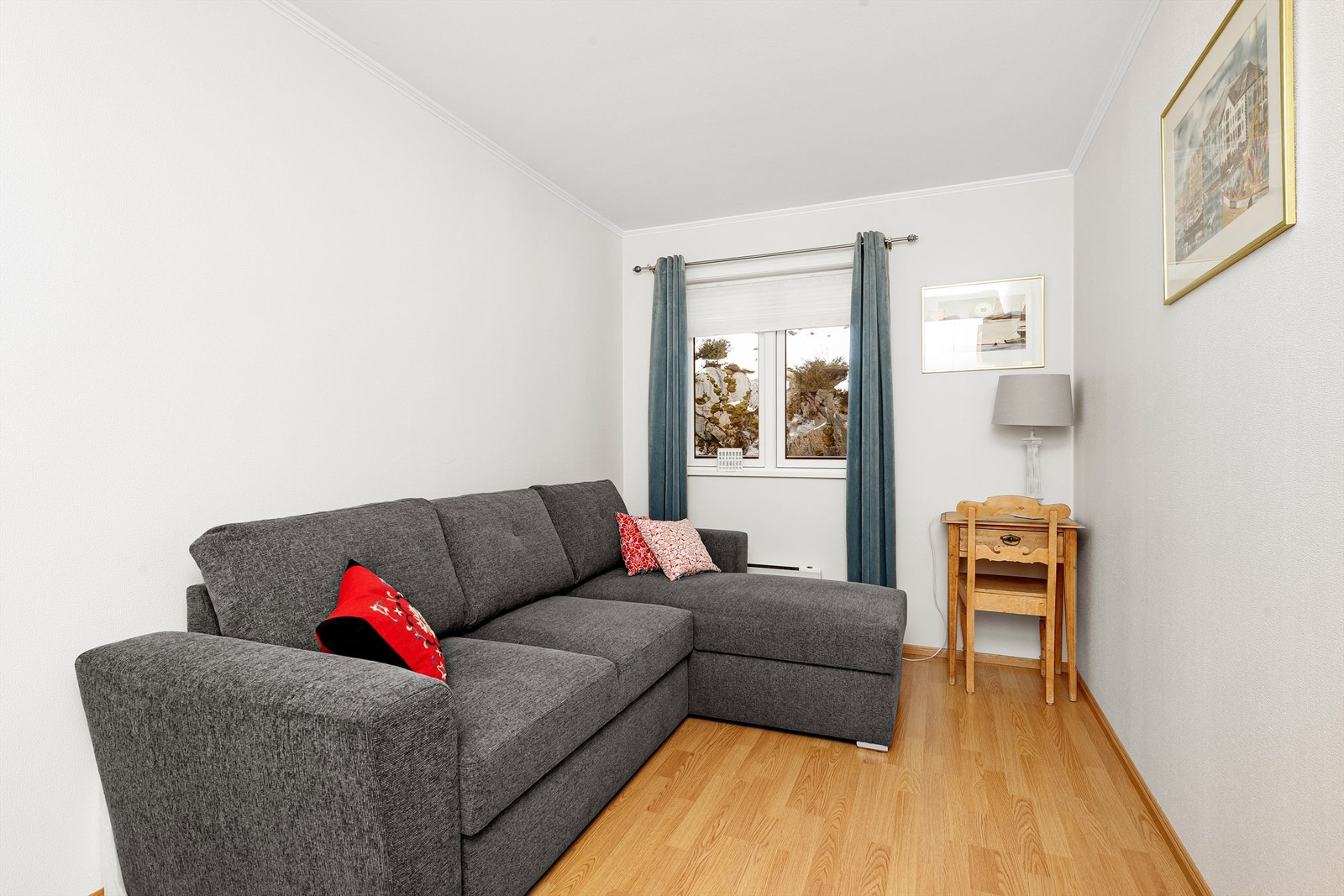 Det er to soverom og ett kontor i leiligheten Galleribilde