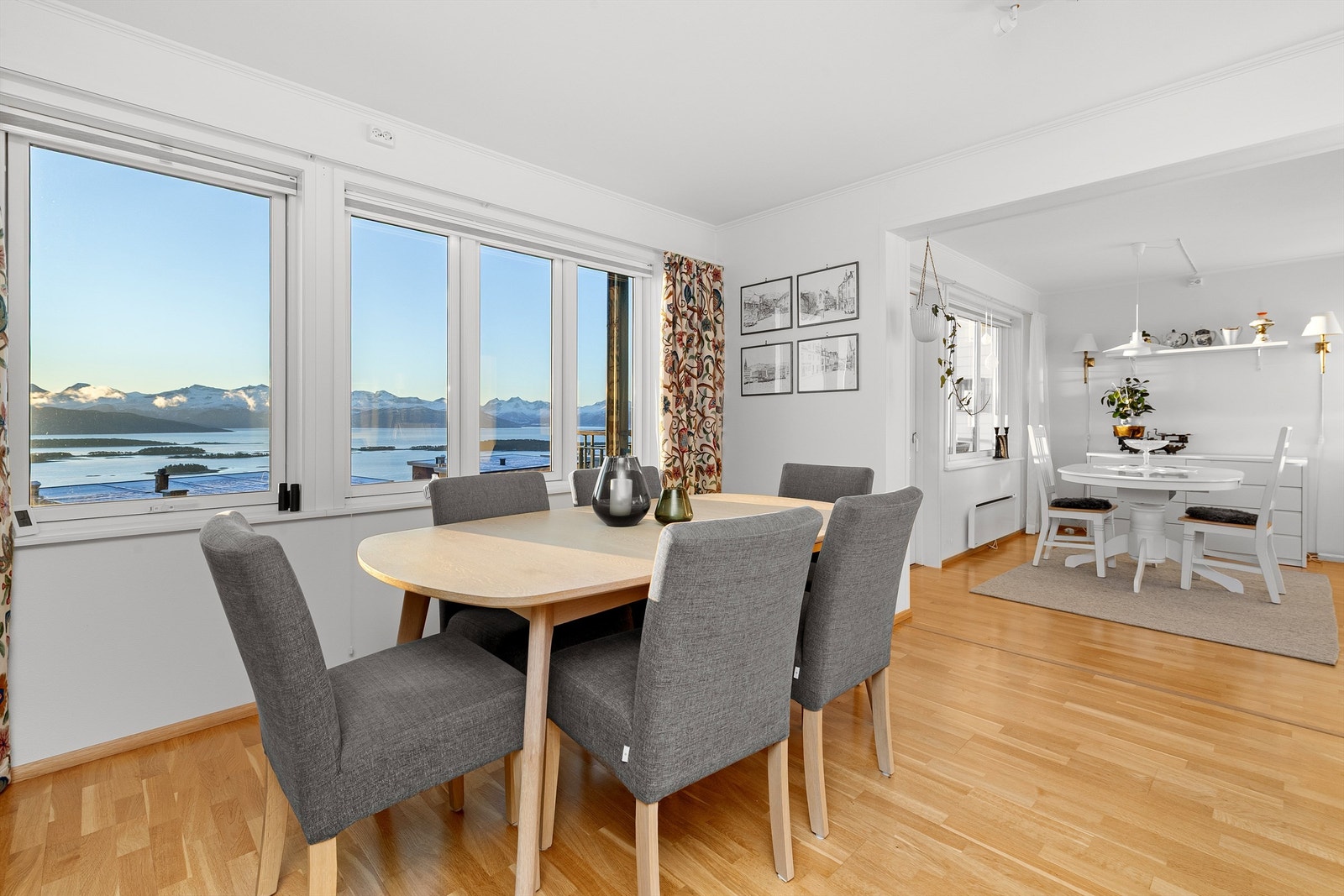 Det er rom for både spisestuebord og kjøkkenbord Galleribilde