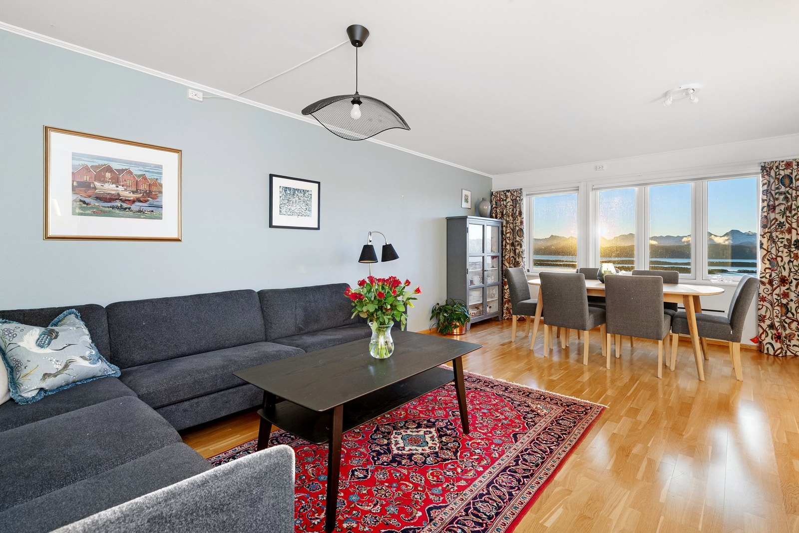 Trivelig stue med flott utsikt Galleribilde