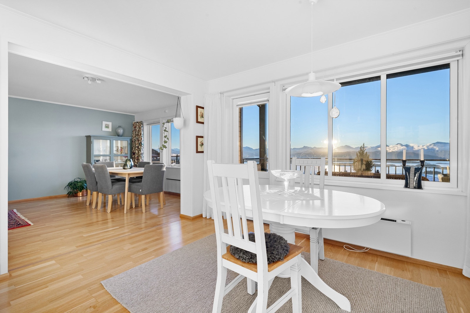 Fra stue/kjøkken er det utgang til takoverbygd balkong Galleribilde