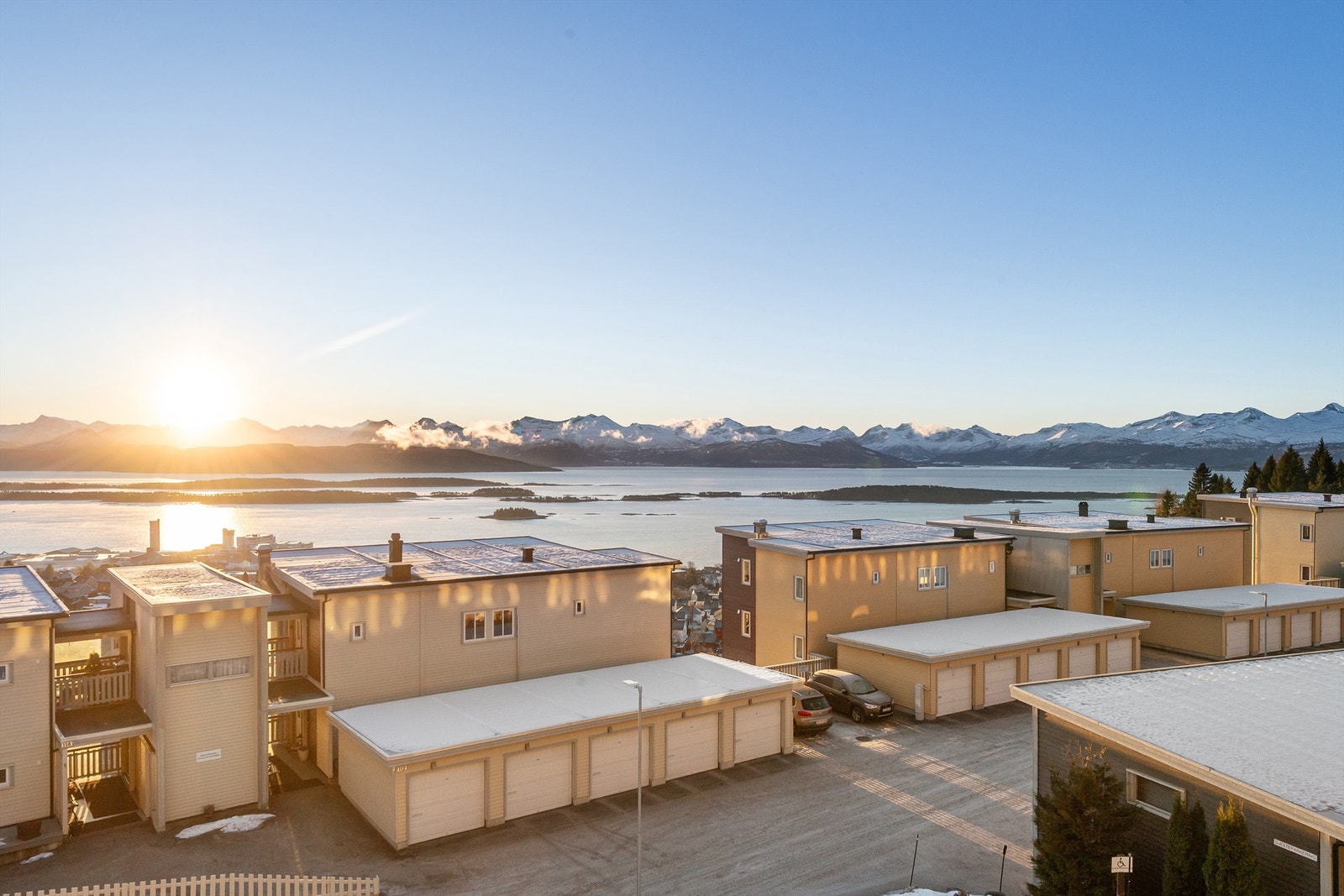 Nydelig utsikt mot fjord og fjell! Galleribilde