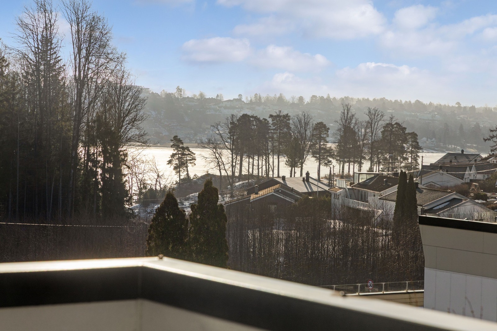 Her finner man enkelt roen med strålende utsikt over sjøen Galleribilde