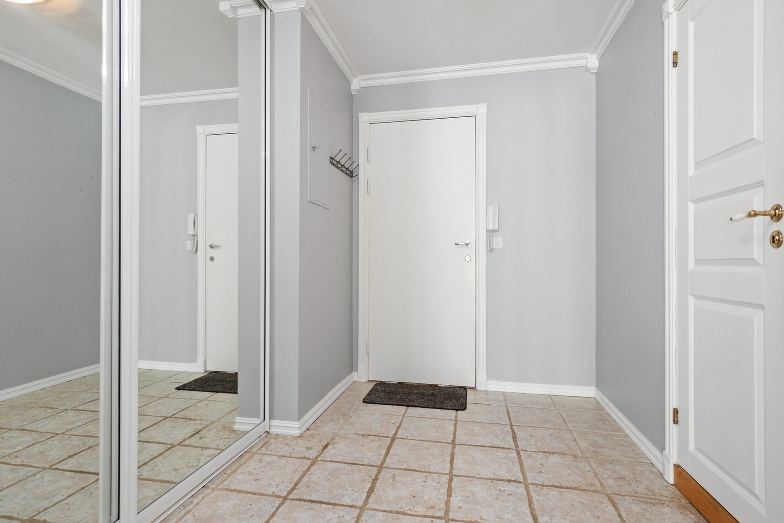 Gangen har et nytt walk-in closet bak skyvedører, og ekstra lagringsplass finnes i en ekstern bod Galleribilde