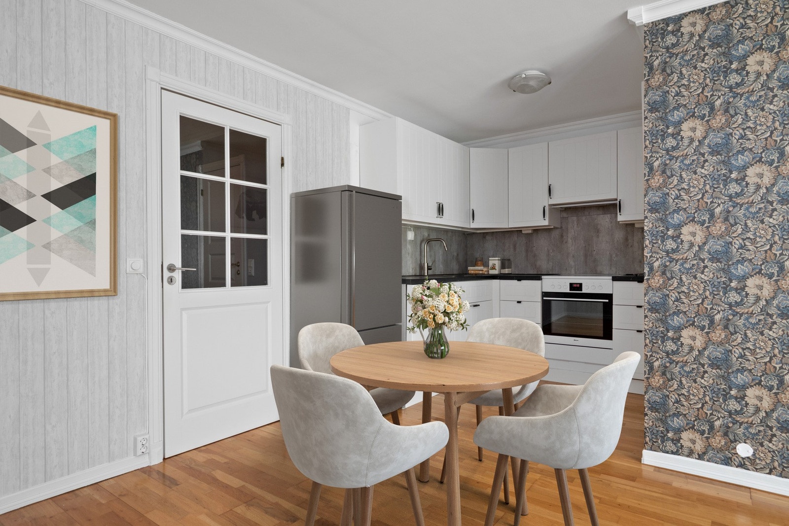 Sammen utgjør stuen og kjøkkenet et åpent og sosialt oppholdsrom med fint lysinnslipp Galleribilde