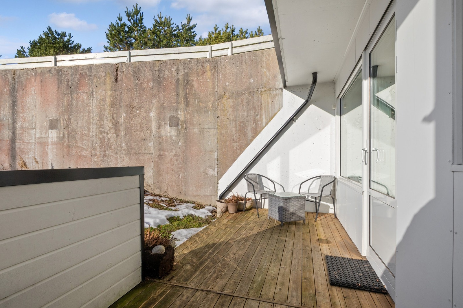Terrassen er skjermet, usjenert og dels overbygd, på rundt 10 kvm Galleribilde
