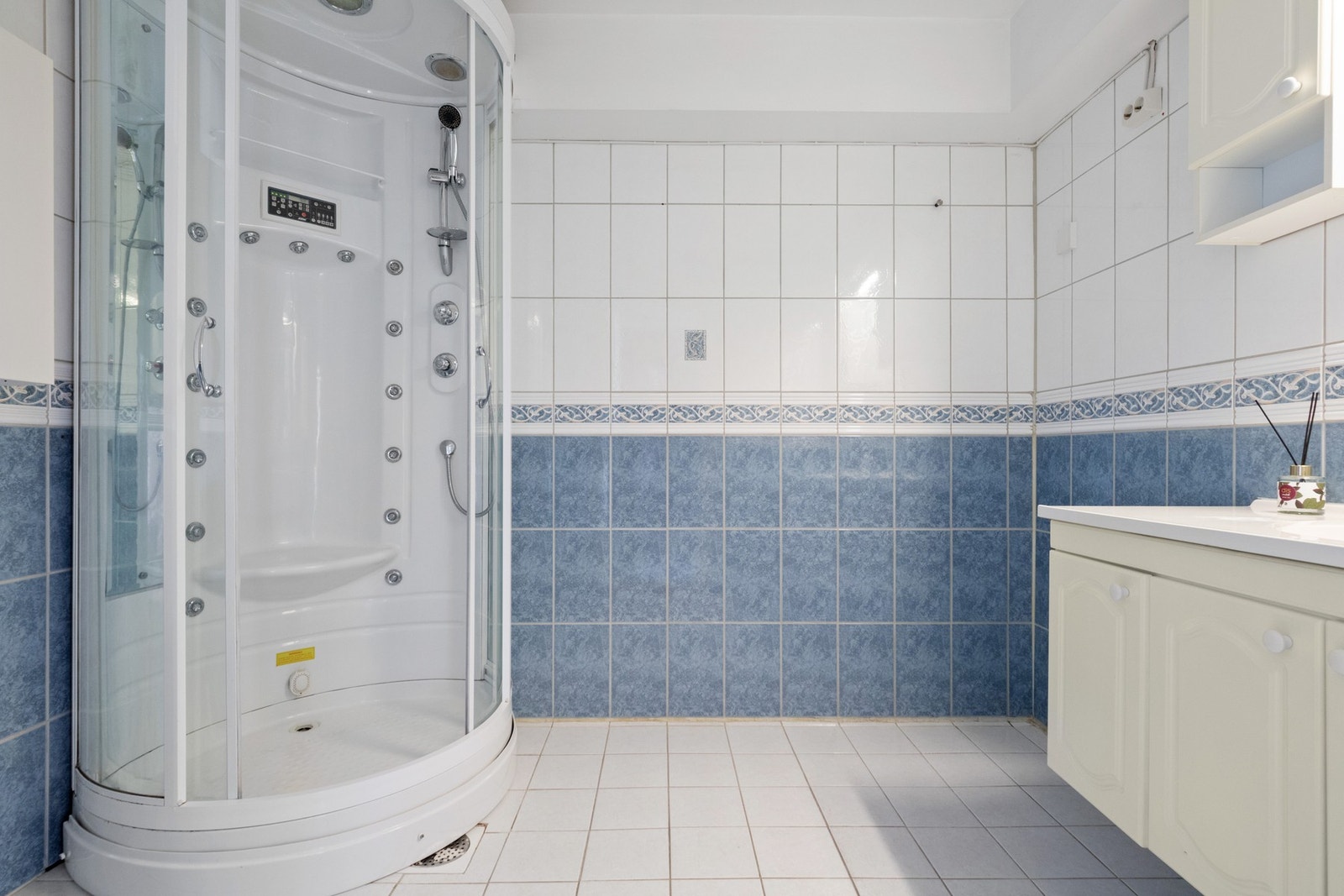 Opplegg for vaskemaskin er etablert, og badet har toalett og dusjkabinett med takdusj Galleribilde