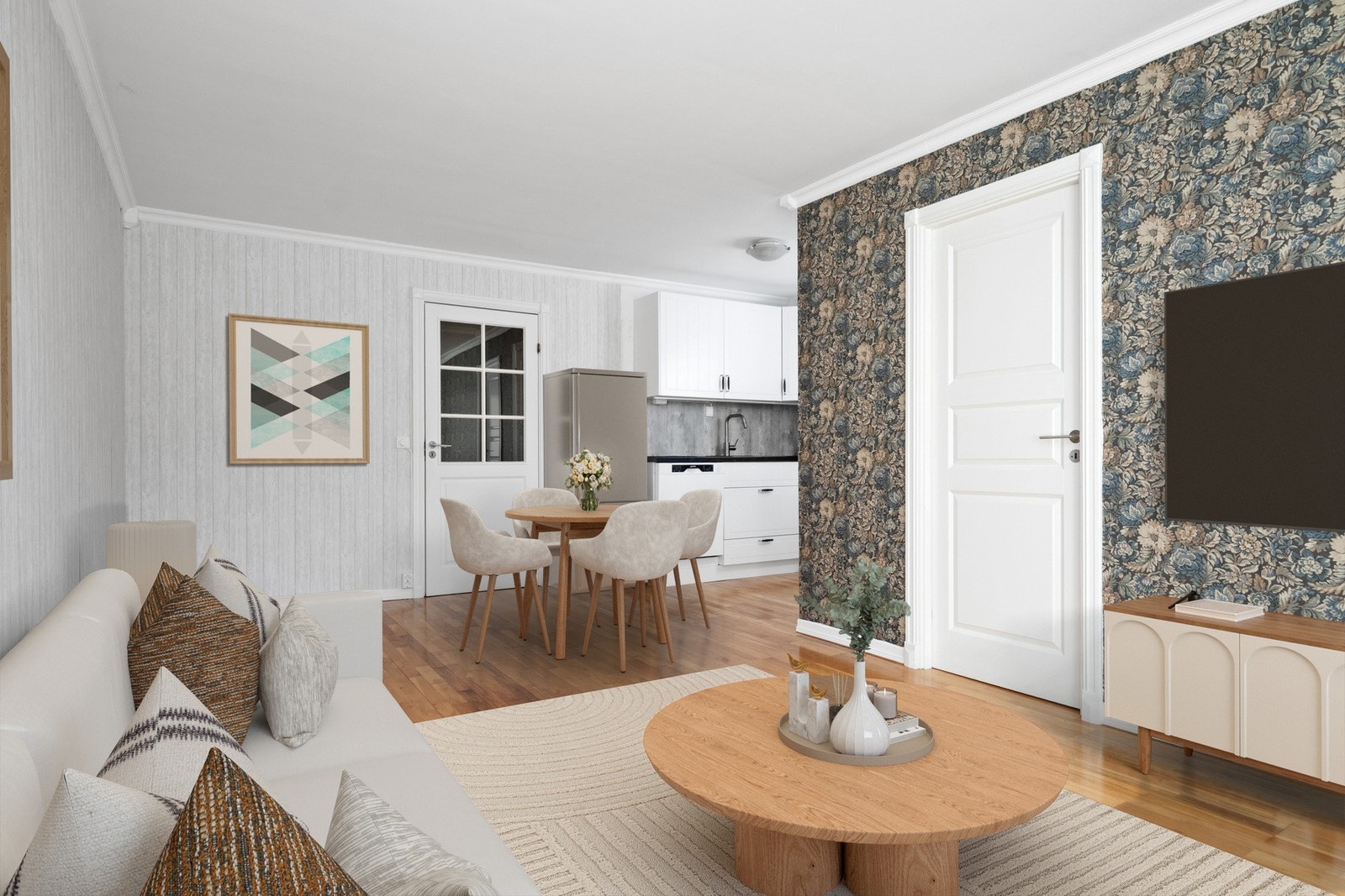 Parkett på gulvet kombineres med lyse vegger og en ny tapet i blomstermønster Galleribilde