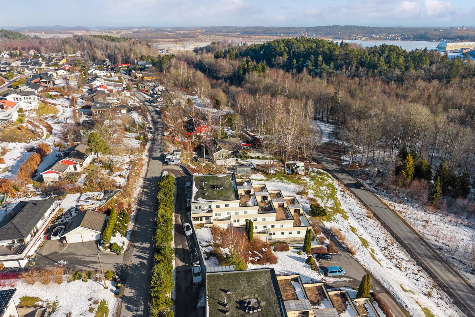 Nærområdene legger til rette for aktive dager, med lysløype, akebakke, golfbane, båthavn og badeplass i idylliske omgivelser Galleribilde