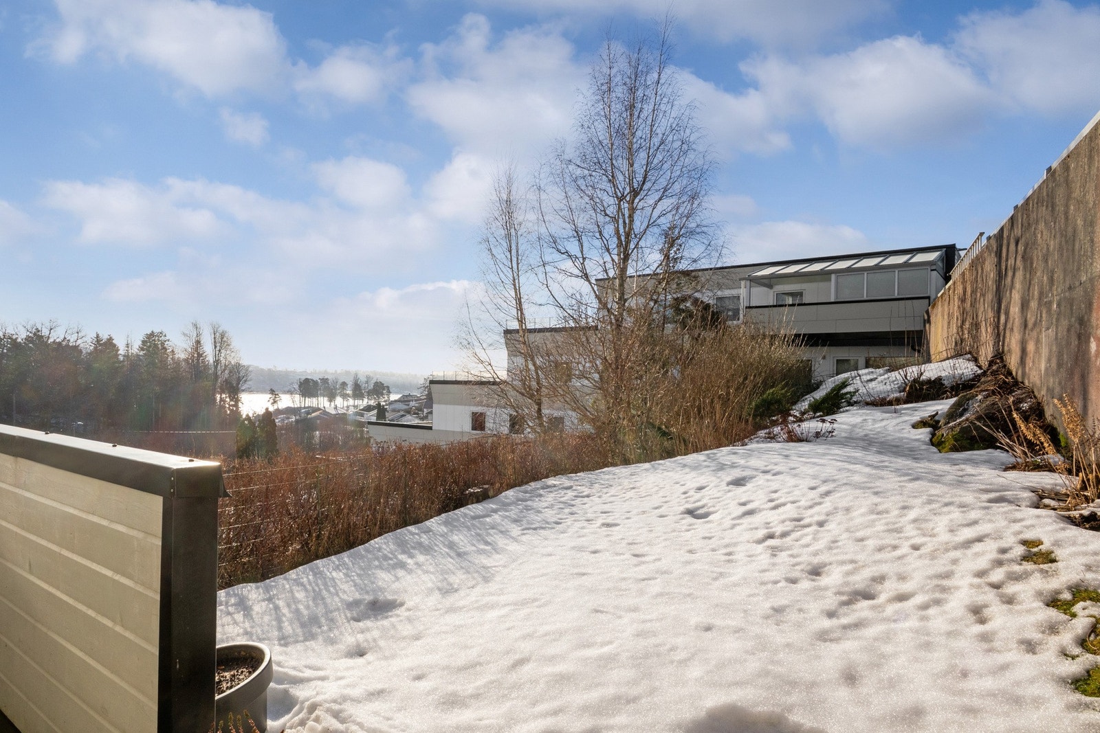 Terrassen har videre adkomst til en koselig hageflekk som disponeres av leiligheten Galleribilde