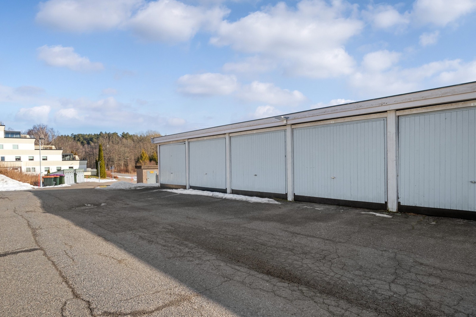 Leiligheten disponerer en egen garasje i felles rekke Galleribilde