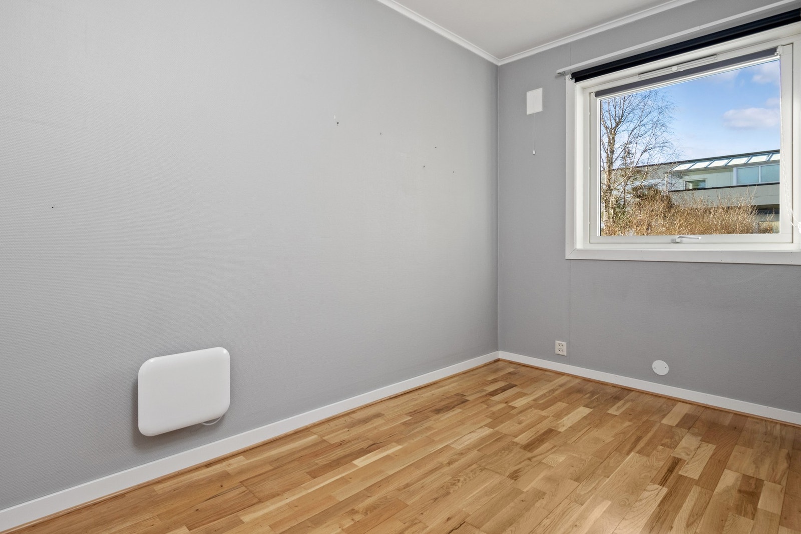 Soverommet er innredet med parkettgulv og lysegrå vegger Galleribilde