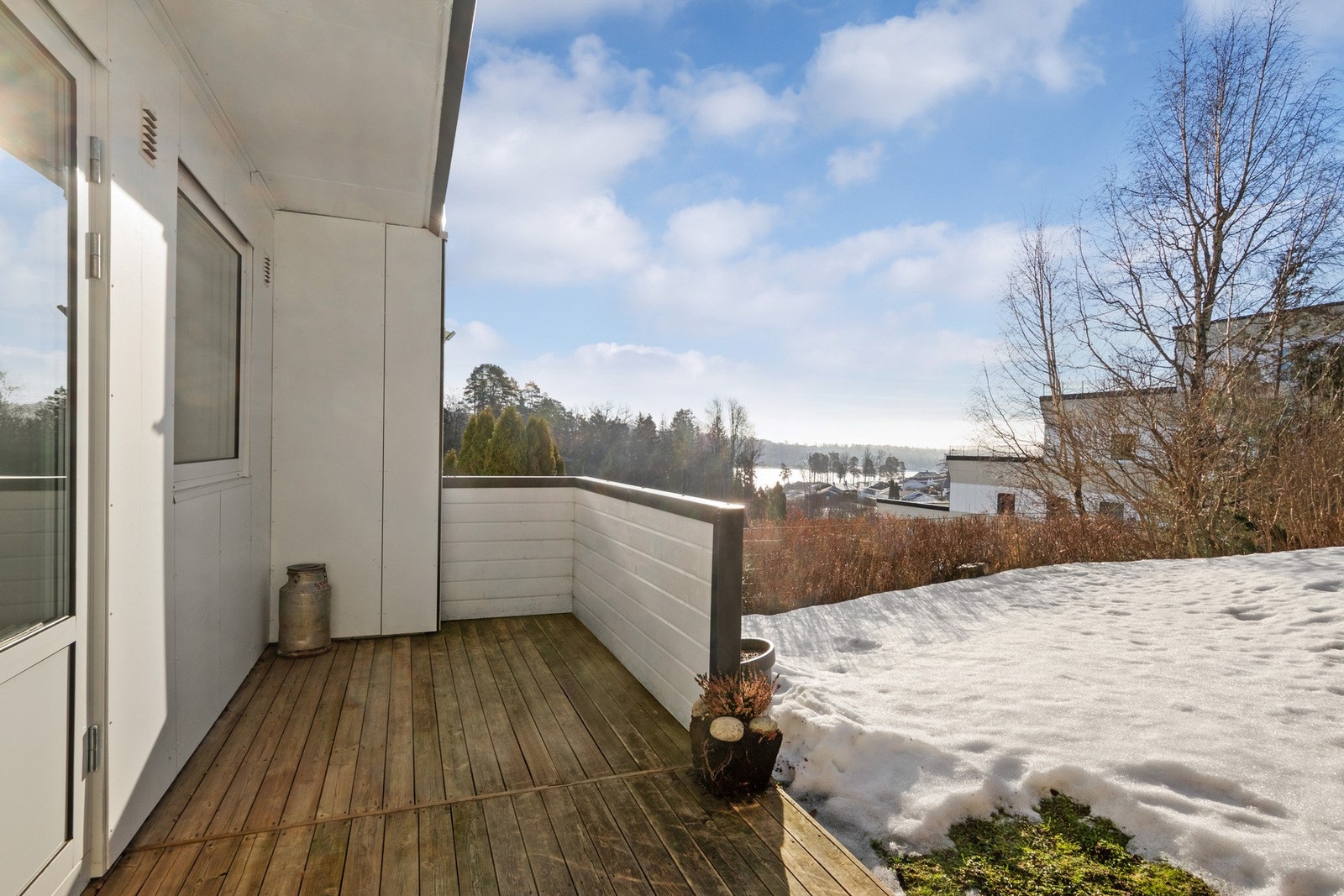 Fra stuen er det utgang via en glassdør ut til terrassen med tilhørende hageflekk Galleribilde