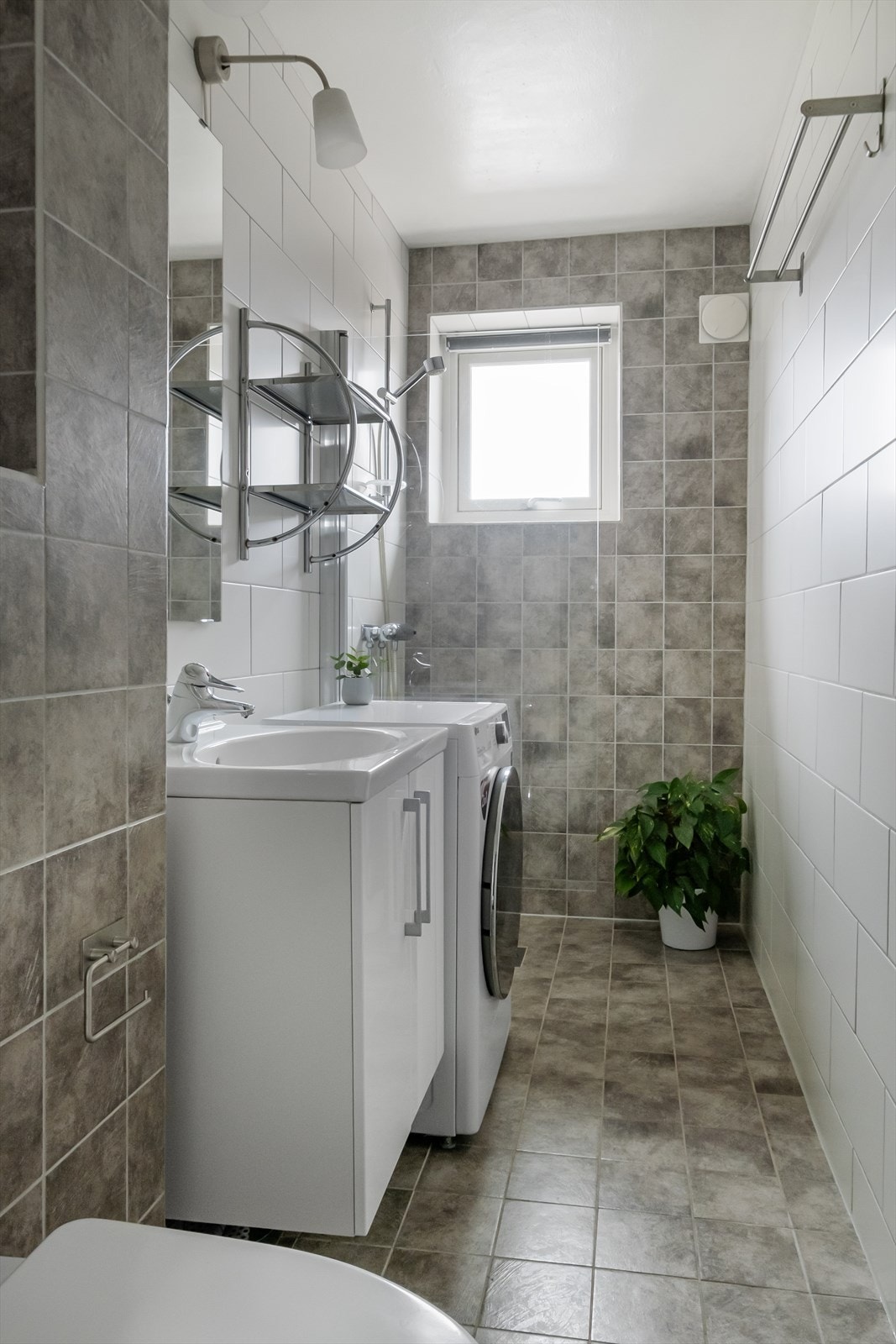 Badet har flislagte vegger og gulv, malt tak samt elektrisk gulvvarme Galleribilde