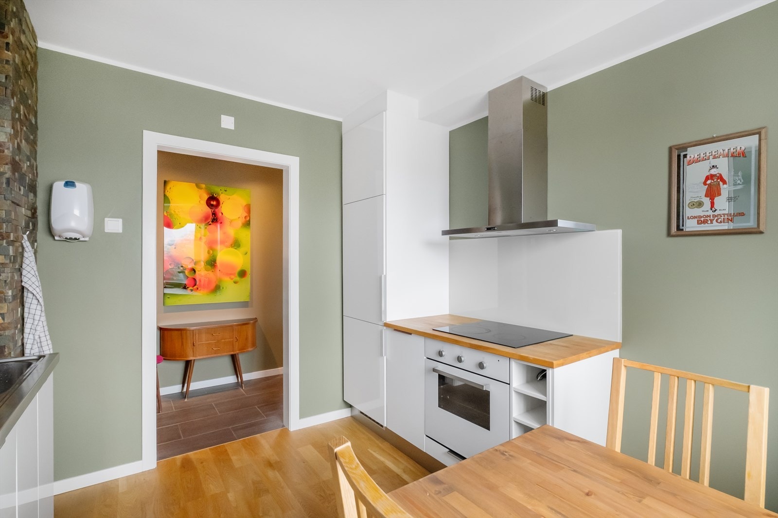 Ved vinduet er det plass til spisebord, perfekt for hyggelige måltider Galleribilde
