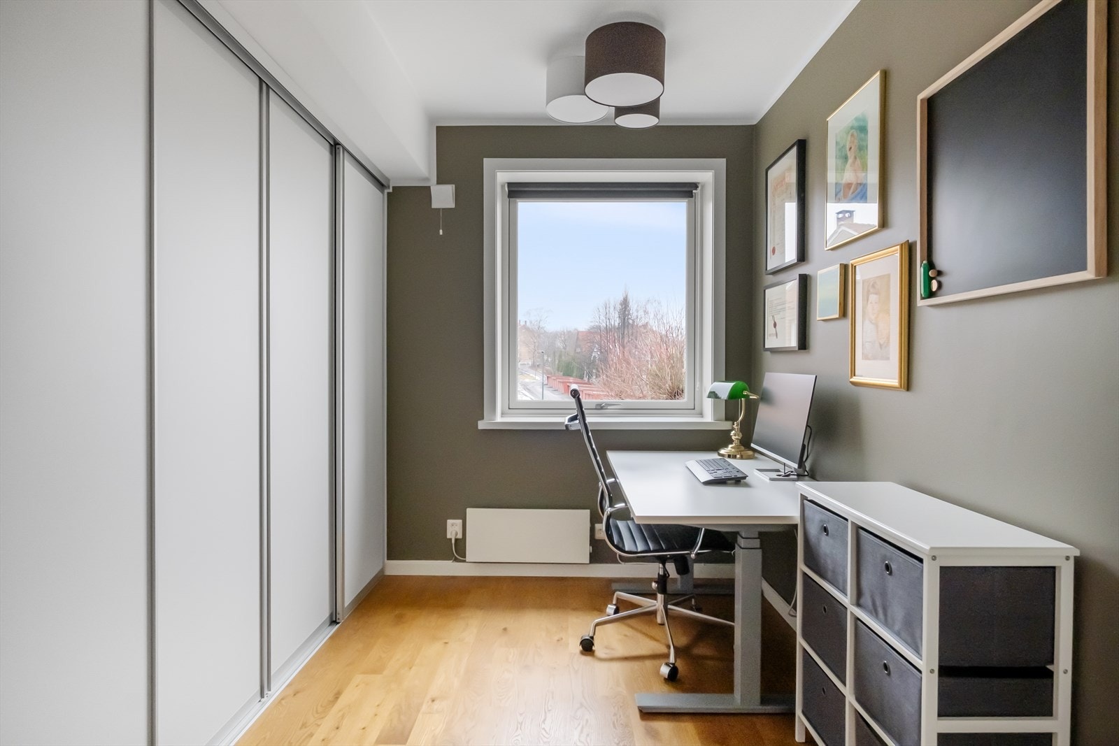 Soverom 2 benyttes i dag som kontor og har et stort innebygd garderobeskap Galleribilde
