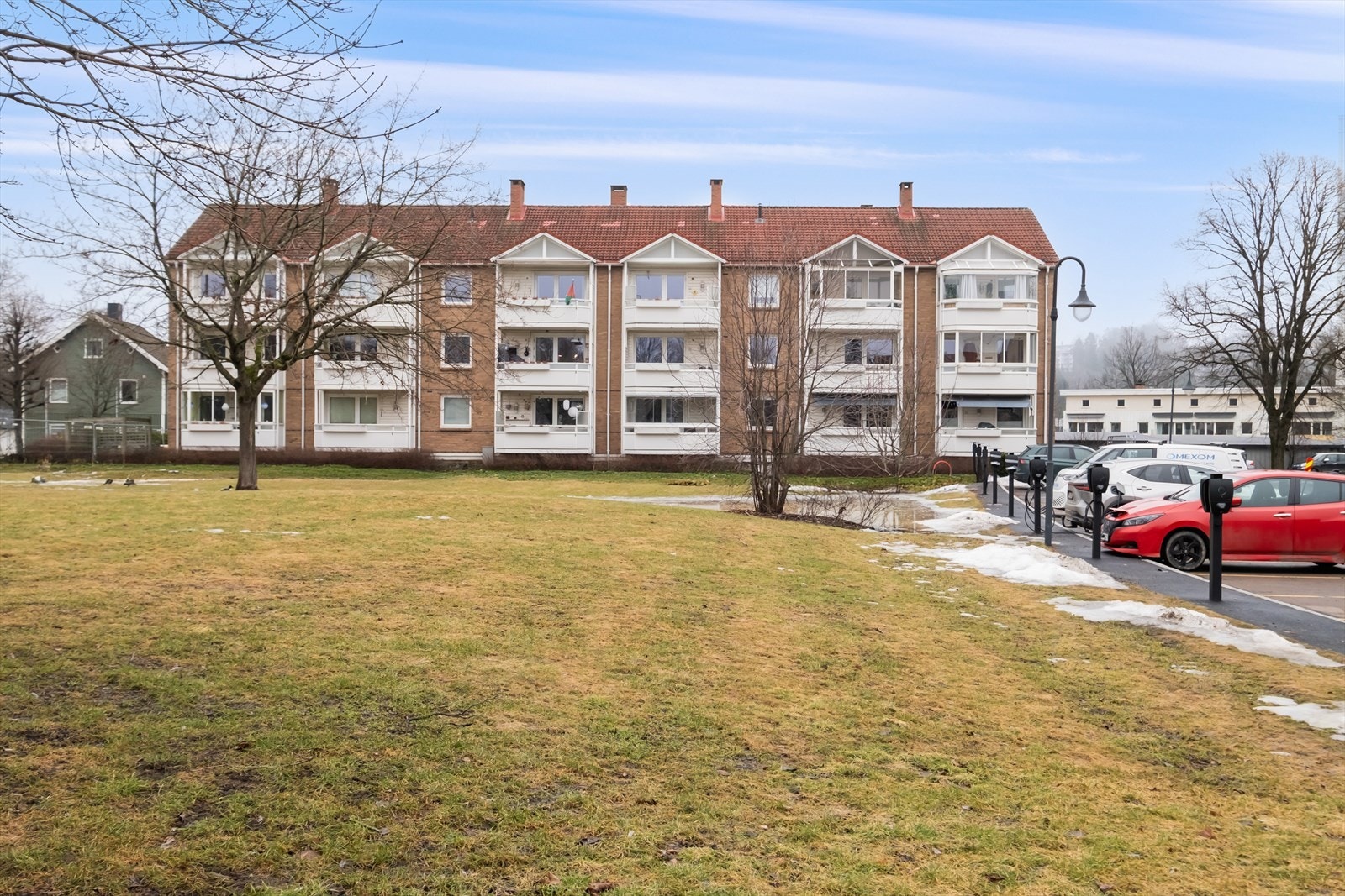 Klosterheimveien 8 ligger i et etablert og rolig boligområde på Teisen, med en sentral og praktisk beliggenhet Galleribilde