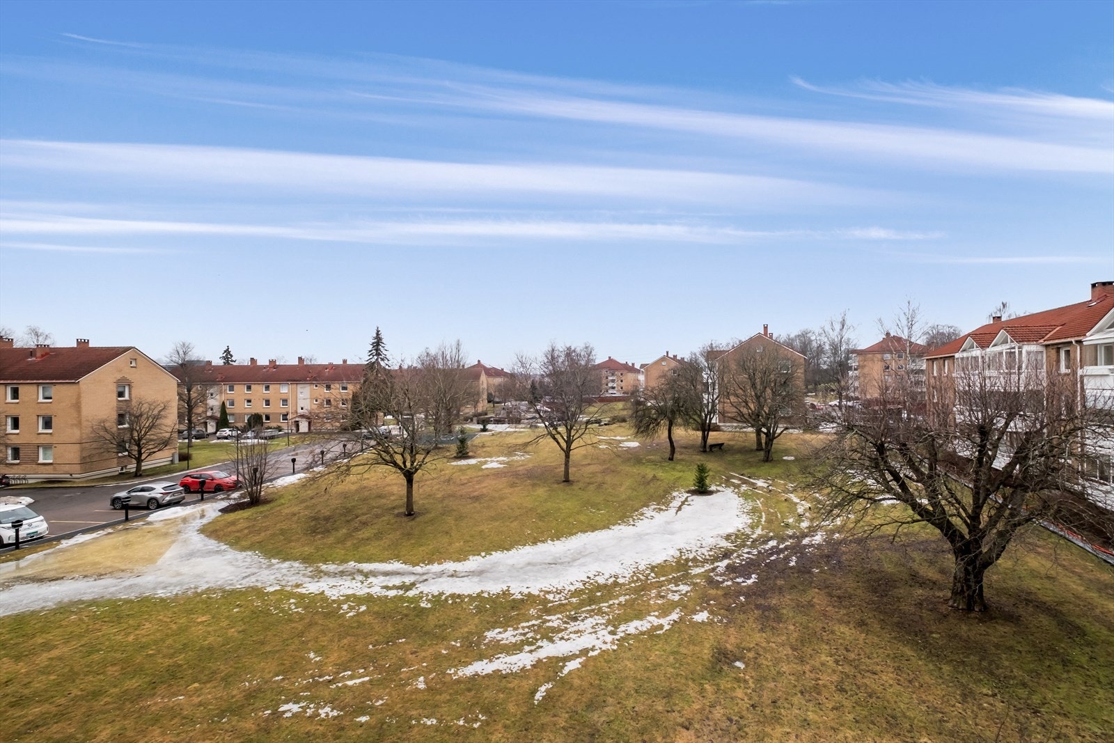 Utsyn mot fellesområde med frodige omgivelser i sommerhalvåret Galleribilde