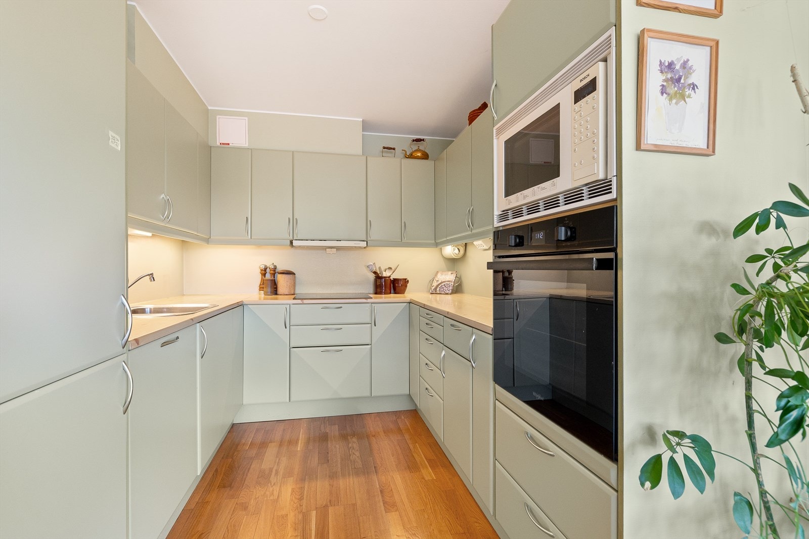 Hvitevarene er integrerte, og består av stekeovn, platetopp, oppvaskmaskin, mikrobølgeovn og kjøl/fryseskap. Innredning med mekanisk avtrekksvifte over stekesonen. Selger opplyser at alle hvitevarene er fra 2019 og at stekeovnen ble byttet 2022. Galleribilde