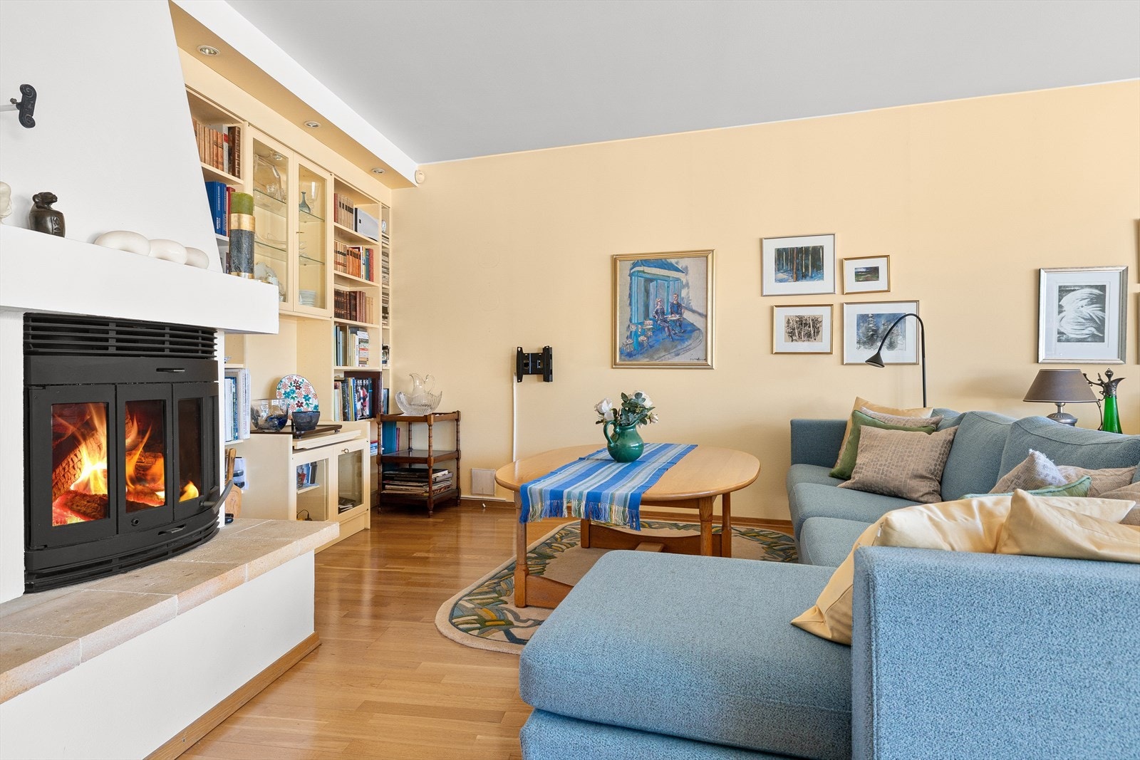 Den stemningsfulle peisen sikrer behagelig, vedvarende varme og bidrar til hyggelig stemning på kalde høst- og vinterkvelder. Galleribilde