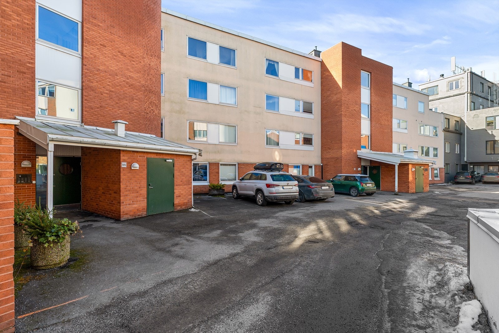 Fasade. Bygget sto ferdig i 1998 og har god vedlikeholdshistorikk. Galleribilde