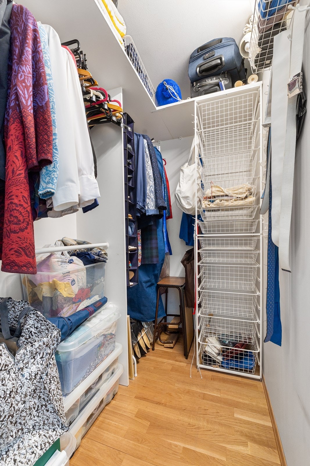 Her er det godt med lagringsplass i åpen garderobeløsning. Galleribilde