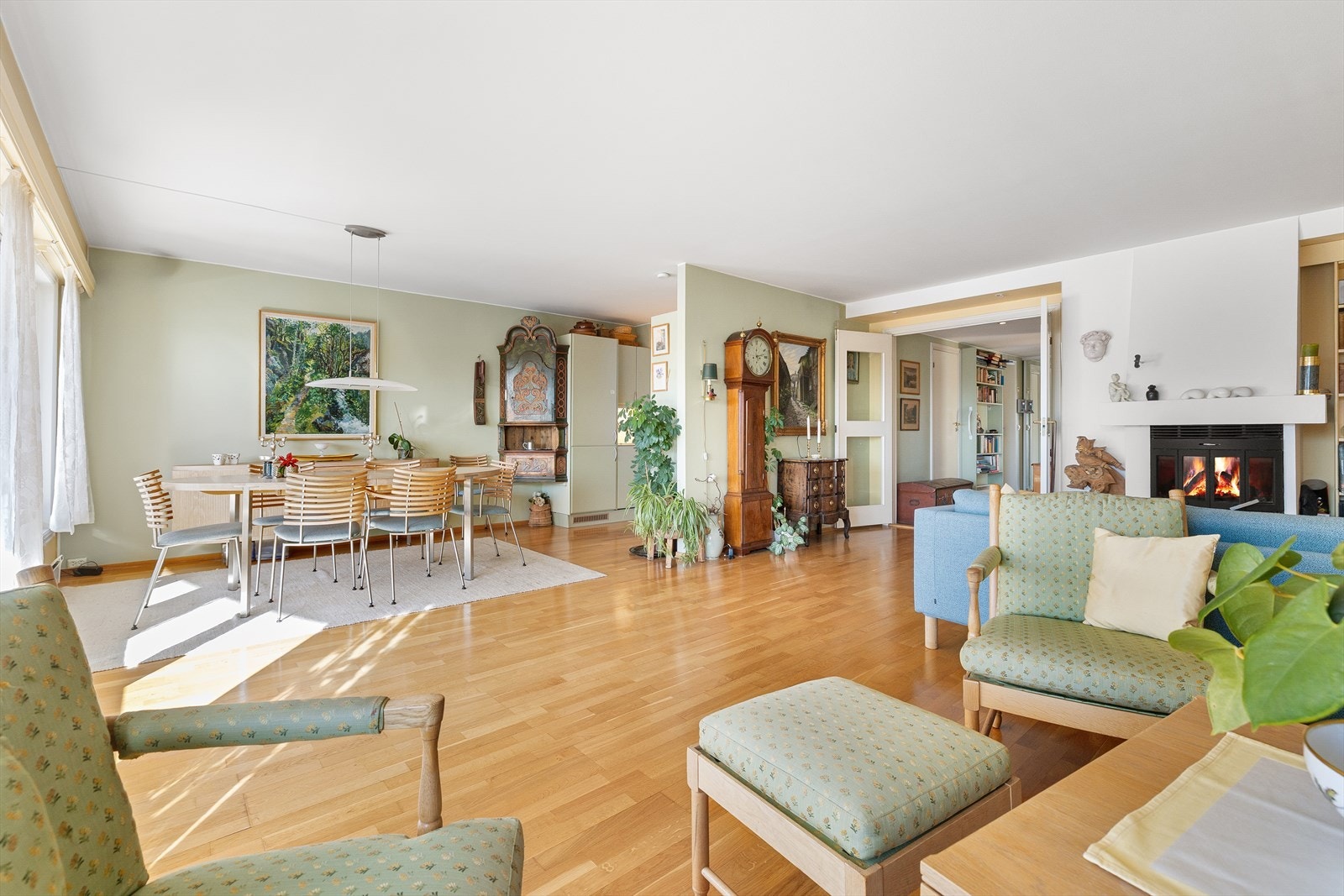 Ved kjøkkenet er det god plass til en stor spisegruppe. Galleribilde