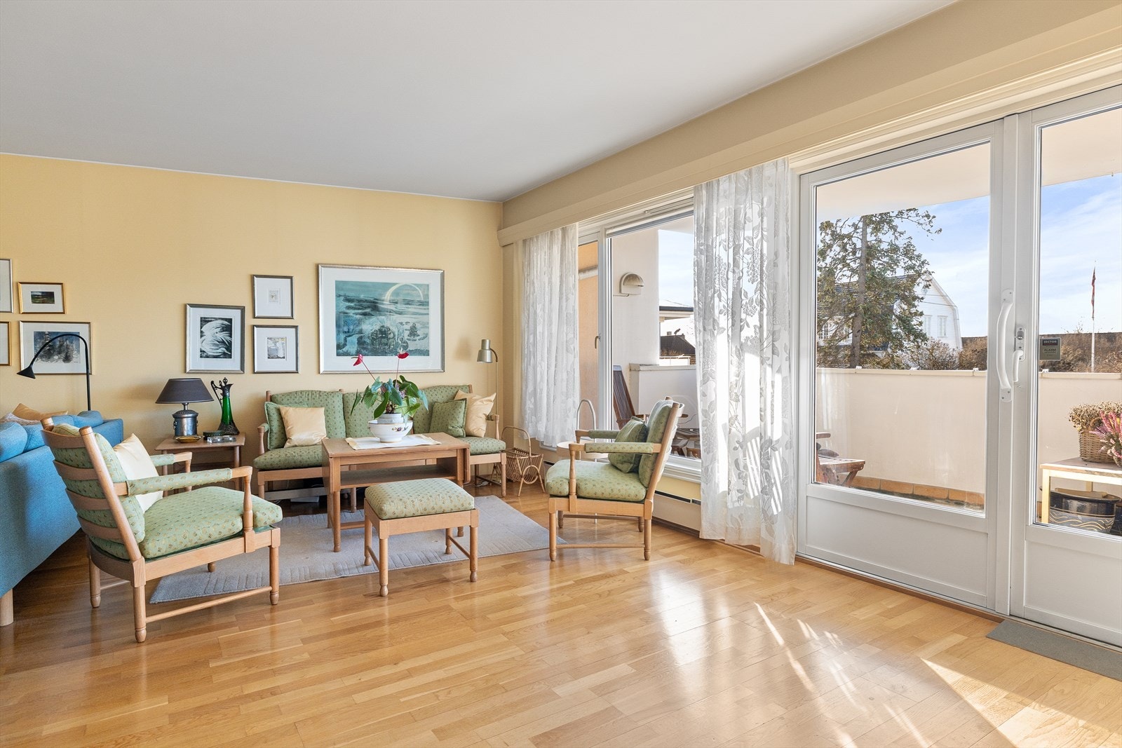 Leiligheten har en innbydende og lys stue av god størrelse. Galleribilde