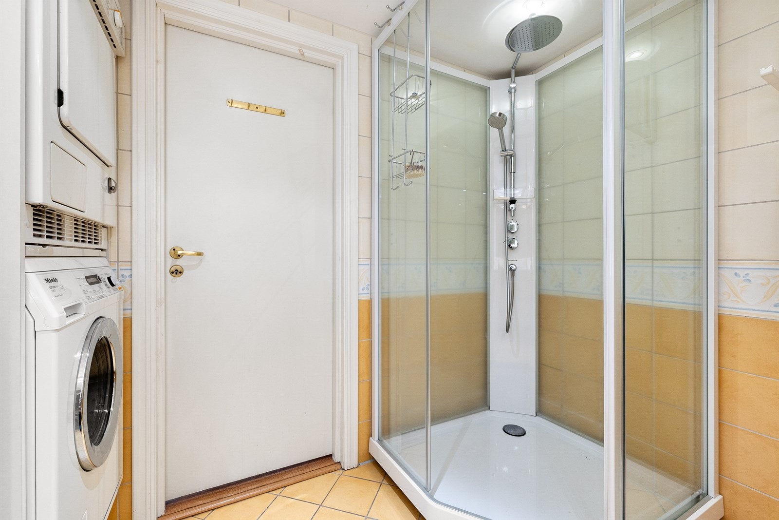 Det er opplegg for vaskemaskin og mekanisk avtrekk via ventilator på kjøkkenet. Galleribilde