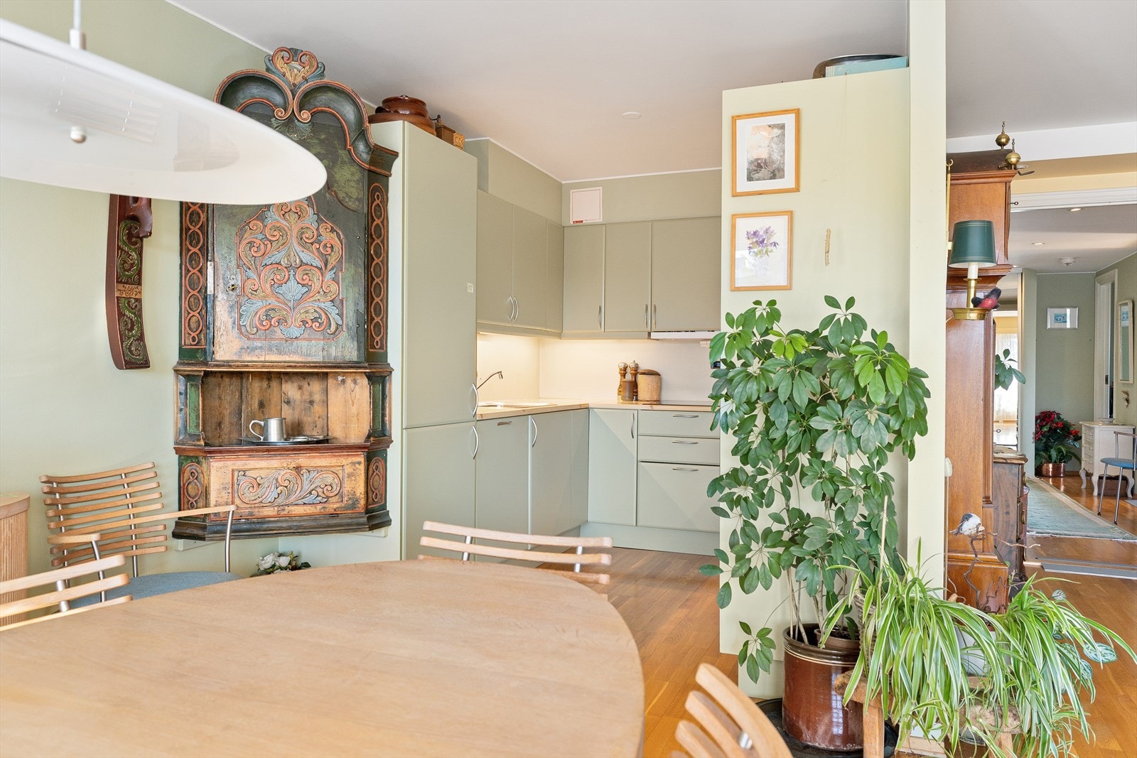 Innredning med glatte fronter og benkeplate i laminat. Nedfelt oppvaskkum i stål med 1 ½ kum og ettgreps armatur fra Oras. Galleribilde