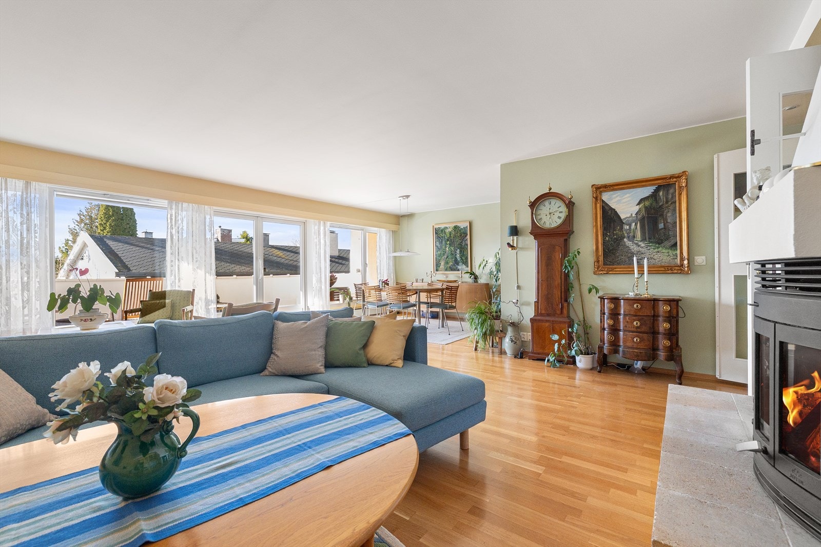 Stuen en planløsning som oppleves naturlig og enkel å innrede i ulike soner. Galleribilde