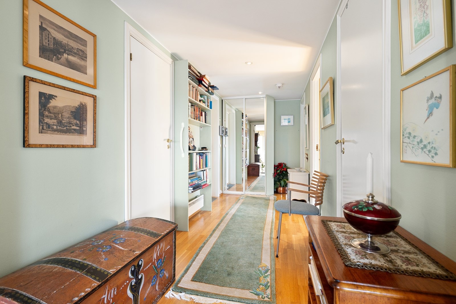 I leiligheten møtes du av en praktisk og romslig gang. Her er det god plass til yttertøy og sko i skyvedørsgarderobe, samt kommode og knagger for oppbevaring av yttertøy. Galleribilde