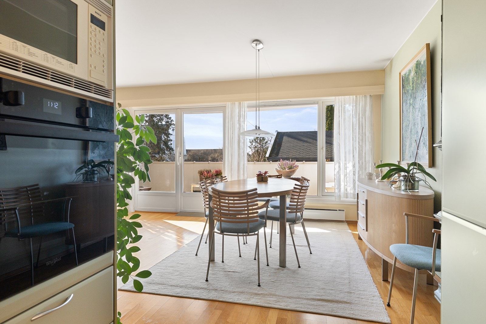 På kjøkenet er det rikelig med lagringsplass i både skap og skuffer, samt god plass til matlaging. Galleribilde