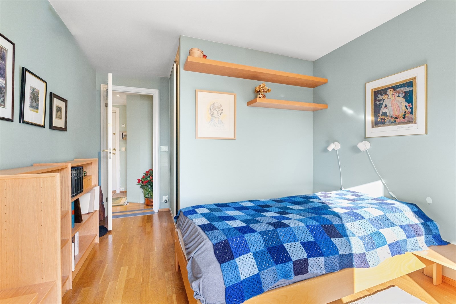 På hovedsoverommet er det eget omkledningsrom. Galleribilde