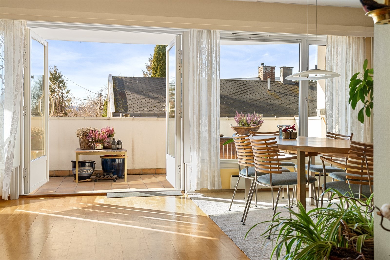 Leiligheten ligger skjermet og åpent til i byggets 2. etasje, uten sjenerende innsyn. Galleribilde