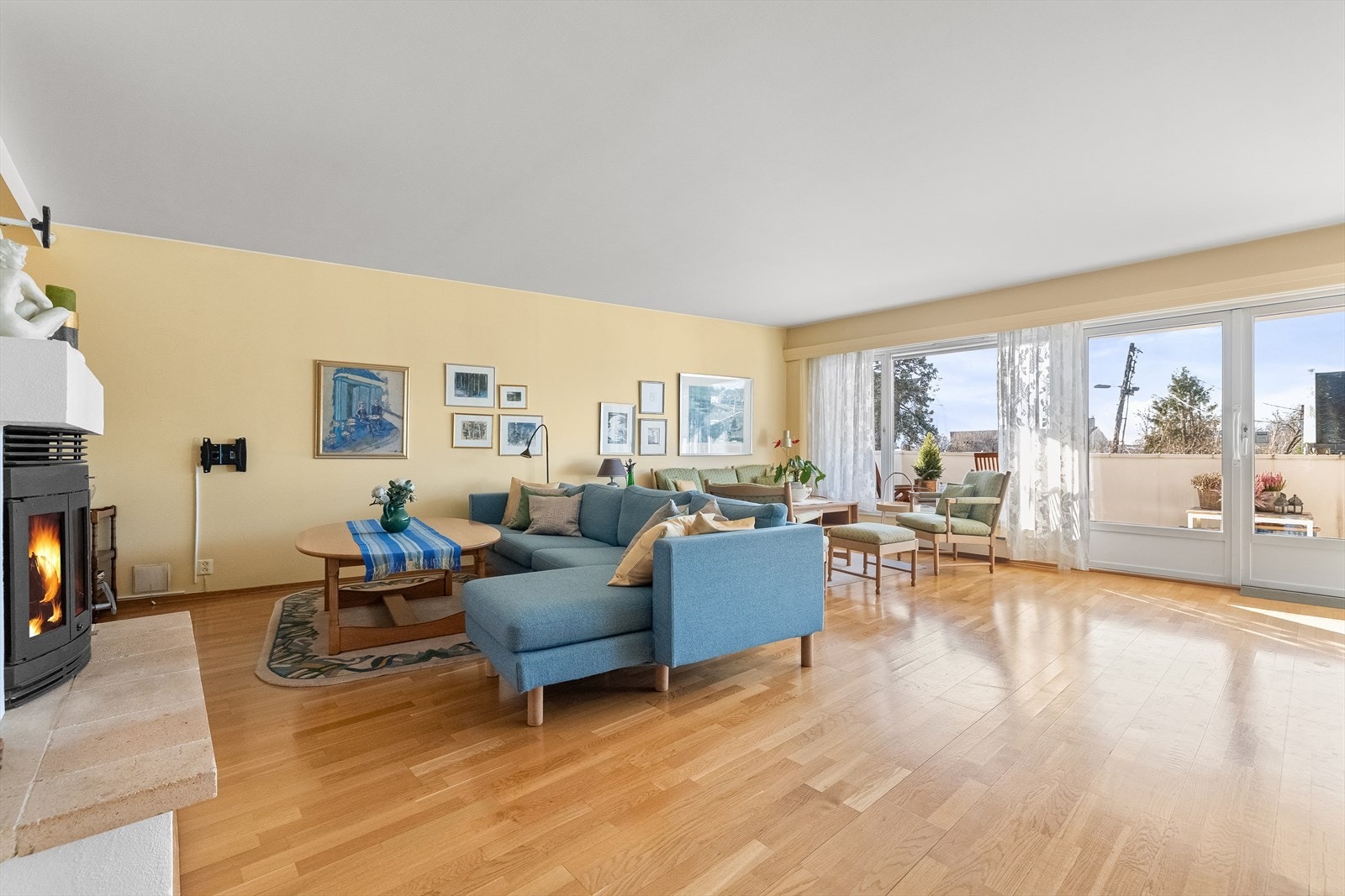 Det er god plass til både stor sofagruppe med tilhørende sofabord og tv-benk samt lesekrok. Galleribilde