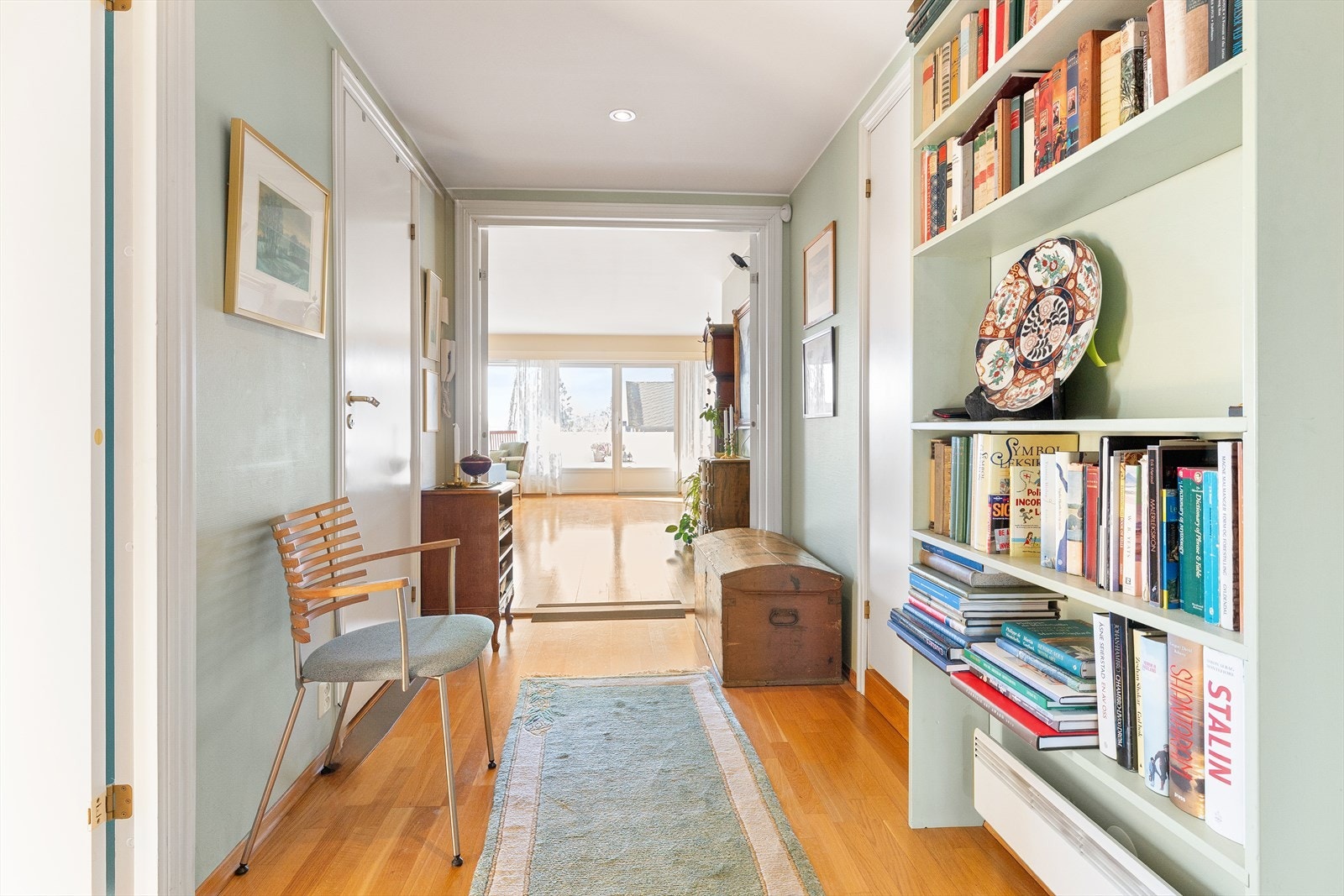 Gangen har en sentral plassering i leiligheten som sikrer god flyt mellom alle rom. Galleribilde