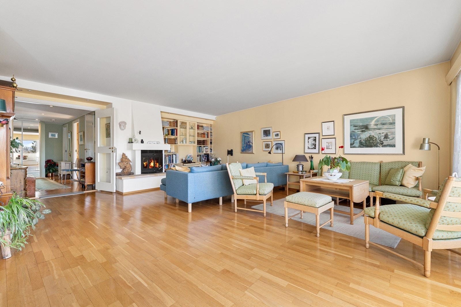 Overflatene består av trestavs eikeparkett og veggene er malt i lune farger. Galleribilde