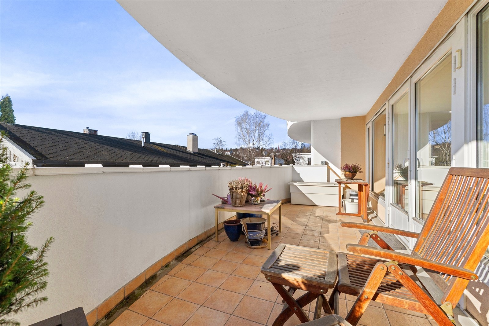 Fra stuen er det utgang til en stor, sydvestvendt balkong på hele 14 kvm. Her er det god plass til utemøblement, grill og beplantning. Galleribilde