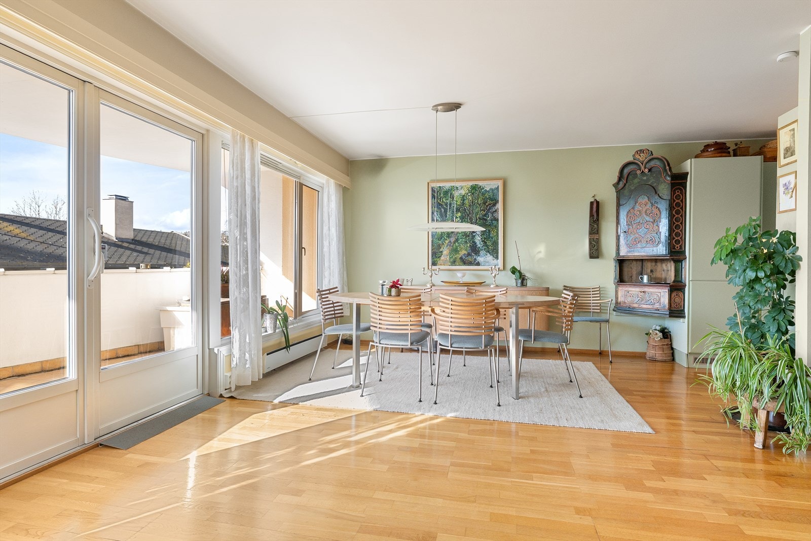 Stuen er sydvestvendt, så her er det godt rikelig med naturlig lys gjennom hele dagen. Galleribilde