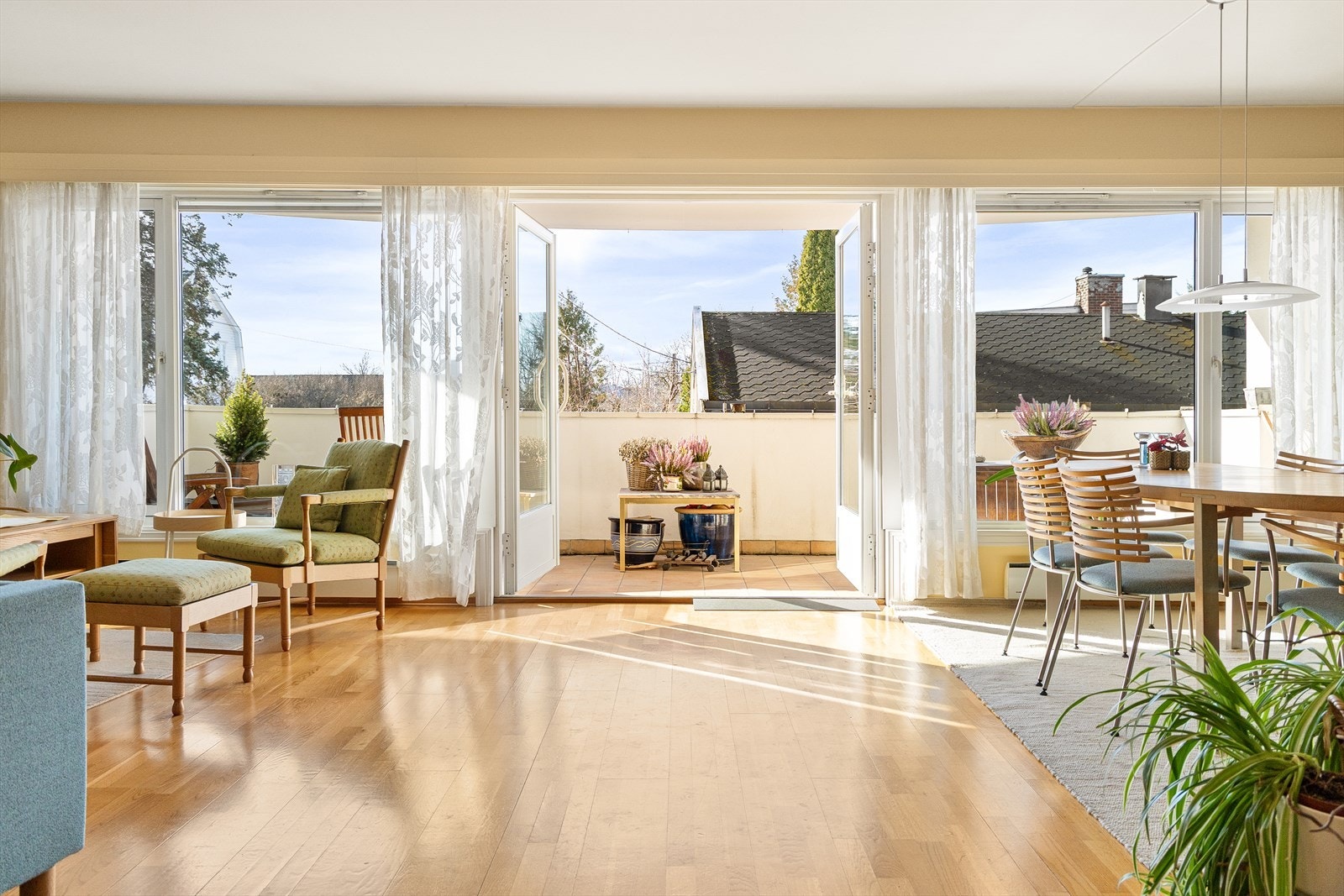 Leiligheten ligger i 2. etasje og inneholder entré, kjøkken, stue, to soverom, omkledningsrom og bad. Galleribilde