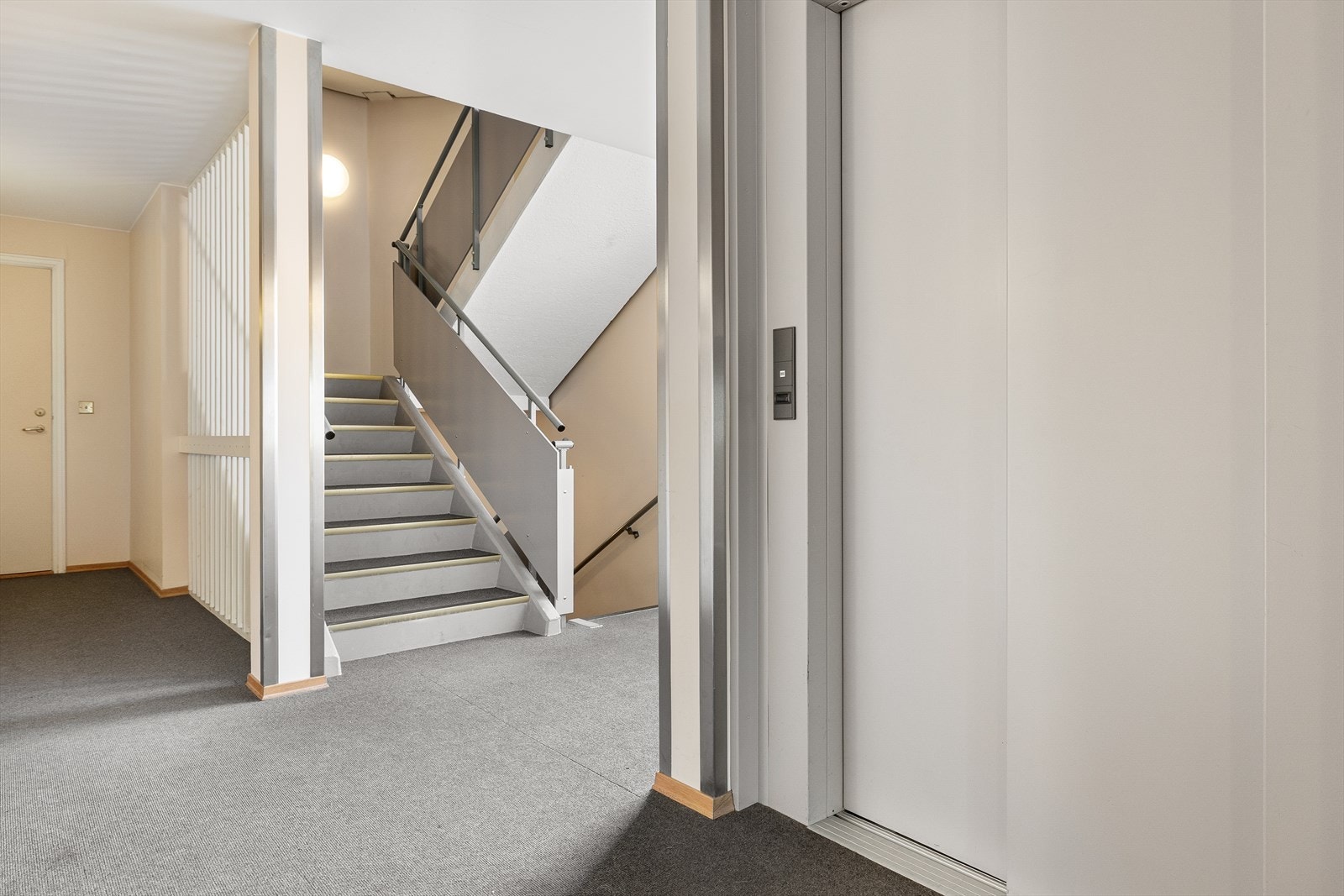 Svært praktisk heisadkomst, som stopper like utenfor inngangsdøren til leiligheten. Galleribilde