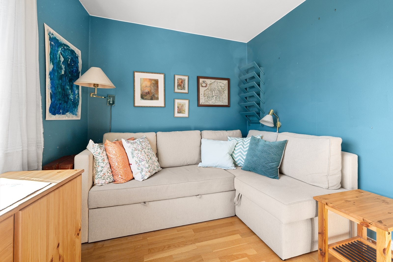 Rommet har plass til seng, skrivepult og garderobeskap. Galleribilde